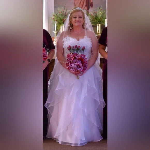 Wedding dress with also the matching Vail - Picture 5 of 5